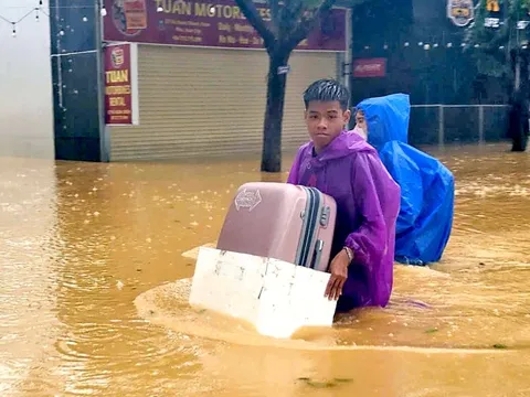Nhiều trường đại học ở Huế hỗ trợ tiền cho sinh viên sau trận mưa lũ lịch sử