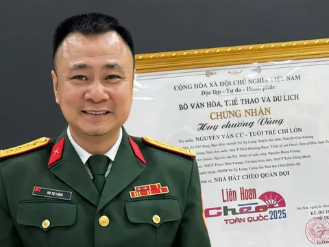 Tự Long khoe huy chương vàng cho vở diễn 'để đời'