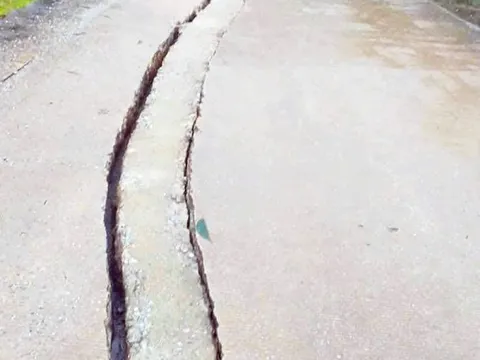 Xuất hiện vết nứt dài 40 mét trên đường Hồ Chí Minh nhánh Tây qua Quảng Trị