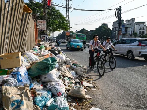 Tuyến đường nối 3 trục vành đai ngổn ngang sau 9 năm mở rộng, dân ngột ngạt vì bụi và rác