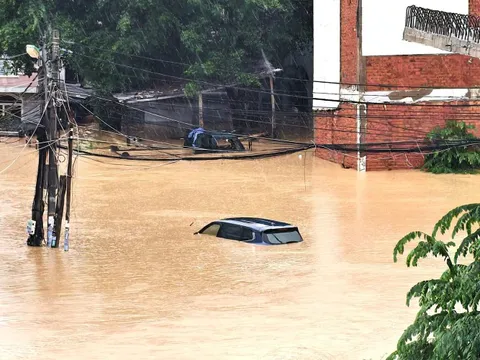 Lũ trên sông Dinh Ninh Hòa đã vượt mức lũ lịch sử, chiều đến tối nay lũ tiếp tục đạt đỉnh