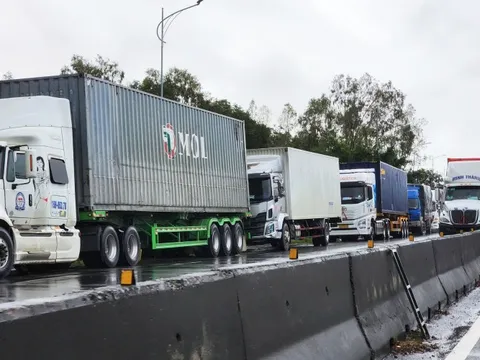 Quốc lộ 1 từ Sông Cầu đến Tuy An kẹt nghiêm trọng, hàng ngàn xe 'chôn bánh'