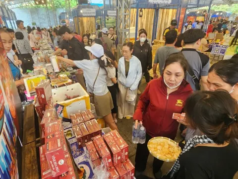 TP.HCM: Khách ùn ùn đến mua cua Cà Mau ở lễ hội, người bán bất ngờ vì 'hàng lên là hết'