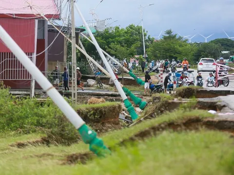 Lũ rút, đường ở Ninh Thuận cũ lộ ra nhiều đoạn gãy, trụ điện đổ la liệt