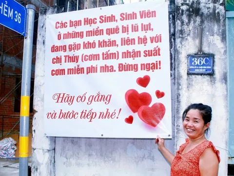 Ấm lòng với hàng trăm suất cơm 0 đồng tặng sinh viên quê vùng lũ, kèm lời mời 'đừng ngại'