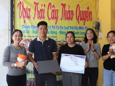 Đại diện Tổng cục Du lịch Hàn Quốc tri ân người đàn ông bán trái cây ở Phú Quốc