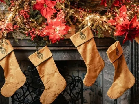 Vua Charles đấu giá những chiếc tất Giáng sinh may từ rèm cửa hoàng gia