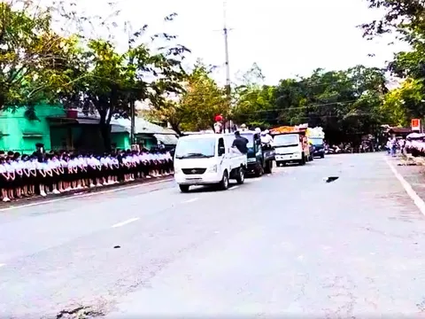 Gần 1.500 học sinh nghiêm trang kính tiễn thầy giáo thể dục ở Giồng Riềng về đất mẹ