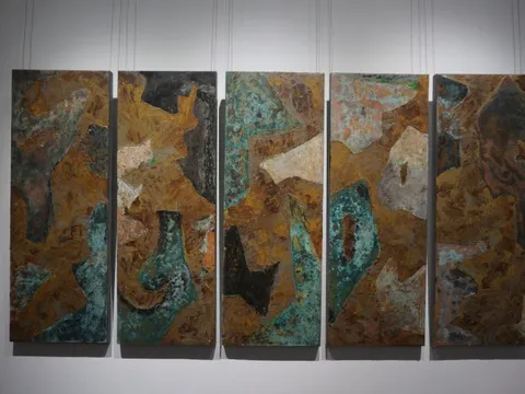 Lạ lẫm những bức tranh ‘vẽ’ bằng đồng và thép của Đinh Phong