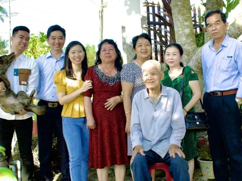 Chiếc ghế trống giữa mùa xuân