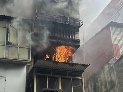 Cháy nhà trên phố cổ Hà Nội