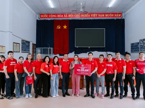 Generali Việt Nam trực tiếp hỗ trợ hơn 1,2 tỷ đồng giúp người dân vượt qua hậu quả bão lũ